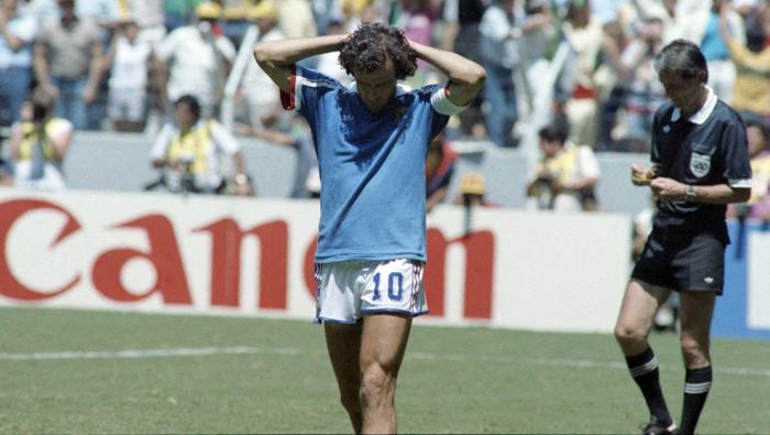 Michel Platini lamenta fallar un penalti, en México 1986. l AFP