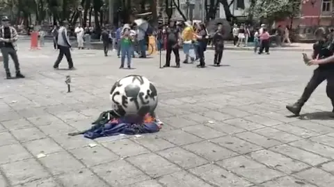 Los bomberos tuvieron que llegar a apagar el incendio que hicieron con balones y tela de las esculturas / Redes Sociales