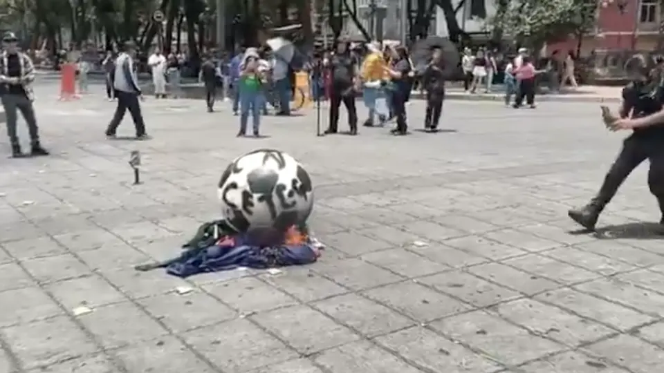 Los bomberos tuvieron que llegar a apagar el incendio que hicieron con balones y tela de las esculturas / Redes Sociales