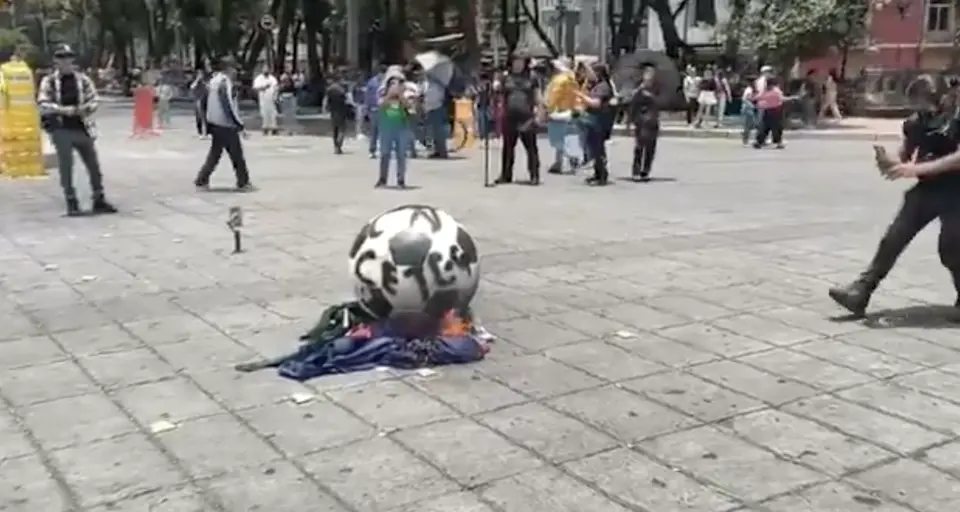 Los bomberos tuvieron que llegar a apagar el incendio que hicieron con balones y tela de las esculturas / Redes Sociales