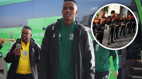 Mariachi da la bienvenida a Sudáfrica en su llegada a Pachuca rumbo al Mundial 2026