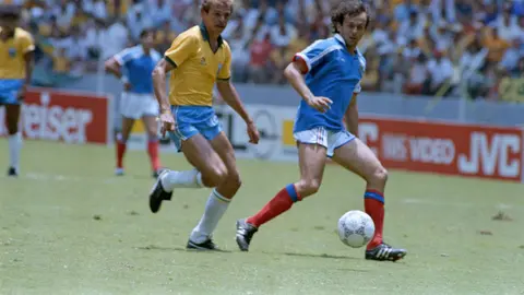 Michel Platini se escapa de la marca de Alemao, en México 1986. l AFP