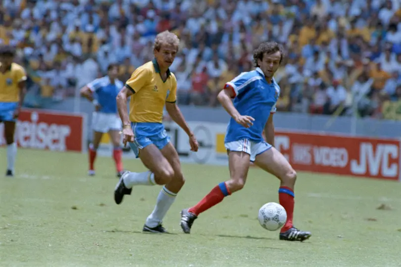 Michel Platini se escapa de la marca de Alemao, en México 1986. l AFP