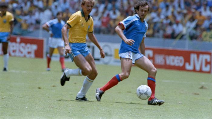 Michel Platini se escapa de la marca de Alemao, en México 1986. l AFP