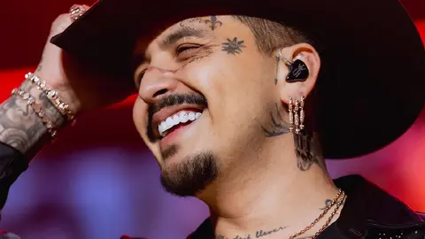 Nodal ahora está en proceso de borrarse los tatuajes de su rostro / FB:@christiannodaloficialmx