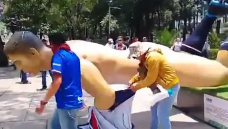 VIDEOS: CNTE vandaliza figuras gigantes del Mundial 2026 en Paseo de la Reforma