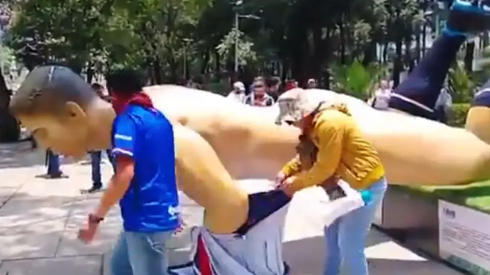 VIDEOS: CNTE vandaliza figuras gigantes del Mundial 2026 en Paseo de la Reforma