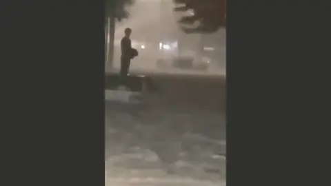 Automovilistas enfrentaron severas complicaciones debido a las inundaciones provocadas por la tormenta en el poniente de la CDMX. / RS