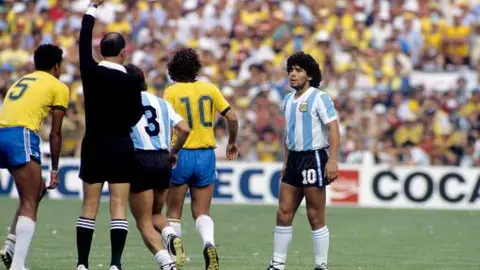 Diego Armando Maradona es expulsado por Mario Rubio, en España 1982. l X