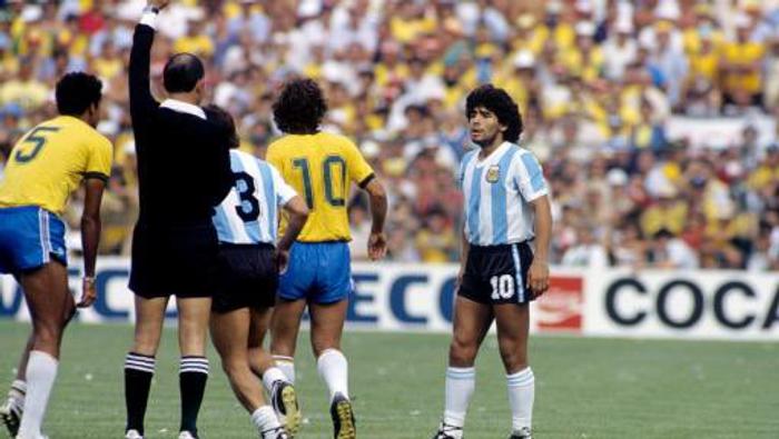 Diego Armando Maradona es expulsado por Mario Rubio, en España 1982. l X