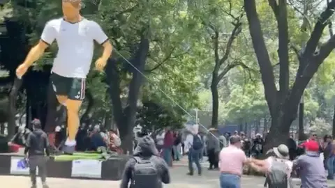 Los maestros de la CNTE derribaron tres de cuatro estatuas en Paseo de la Reforma / Redes Sociales