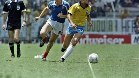 Zico deja atrás en Luis Fernández, en el Mundial 1986. l AFP