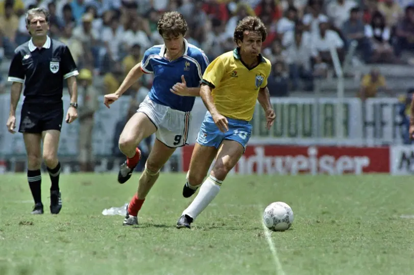 Zico deja atrás en Luis Fernández, en el Mundial 1986. l AFP