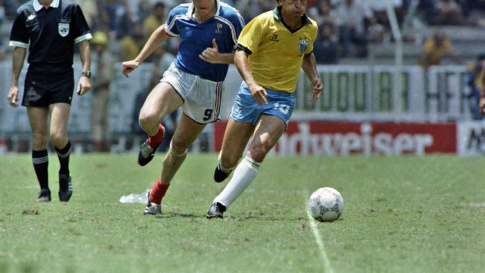Zico deja atrás en Luis Fernández, en el Mundial 1986. l AFP