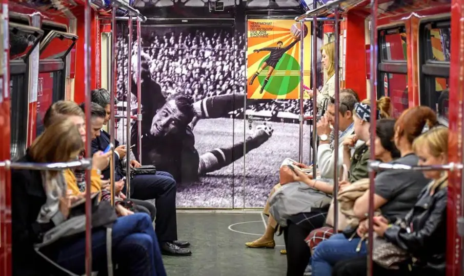 Vagón del metro de Moscú decorado con la imagen de Lev Yashin | AFP