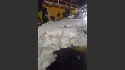 Durante la madrugada habitantes y personal de la
Cuajimalpa trabajaron para retirar el granizo de las calles. / RS