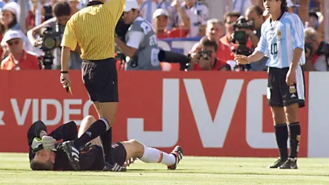 Arturo Brizio Carter expulsa al 'Burrito' Ortega, en Francia 1998. l AFP