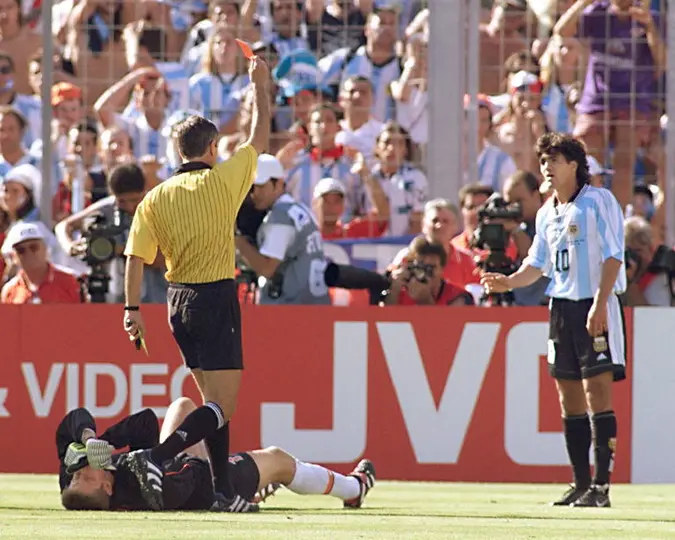 Arturo Brizio Carter expulsa al 'Burrito' Ortega, en Francia 1998. l AFP