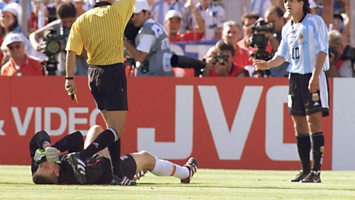 Arturo Brizio Carter expulsa al 'Burrito' Ortega, en Francia 1998. l AFP