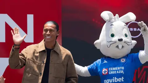 Joel Huiqui en el reconocimiento a Cruz Azul 25-26 l Instagram: @cruzazul
