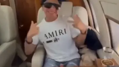 VIDEO: Regidor de Morena en Tulum aparece viajando en jet privado y con prendas de lujo