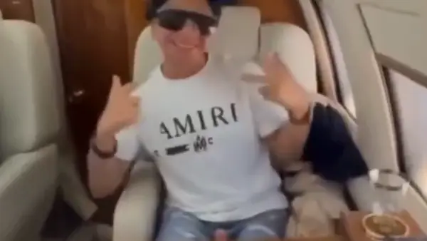 VIDEO: Regidor de Morena en Tulum aparece viajando en jet privado y con prendas de lujo