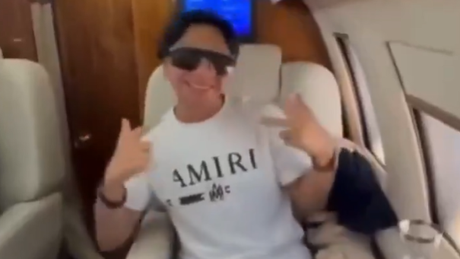 VIDEO: Regidor de Morena en Tulum aparece viajando en jet privado y con prendas de lujo