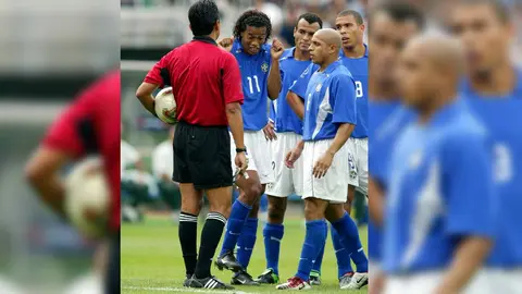 Felipe Ramos Rizo expulsa a Ronaldinho en Corea-Japón 2002. l MEXSPORT