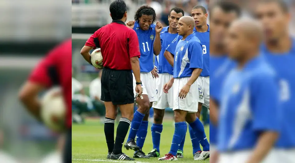Felipe Ramos Rizo expulsa a Ronaldinho en Corea-Japón 2002. l MEXSPORT