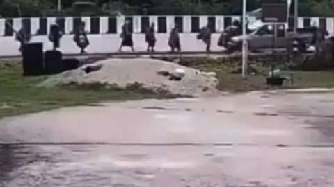 VIDEO: Niño de 11 años atropella a peregrinación de monjes en Tailandia; hay 9 muertos