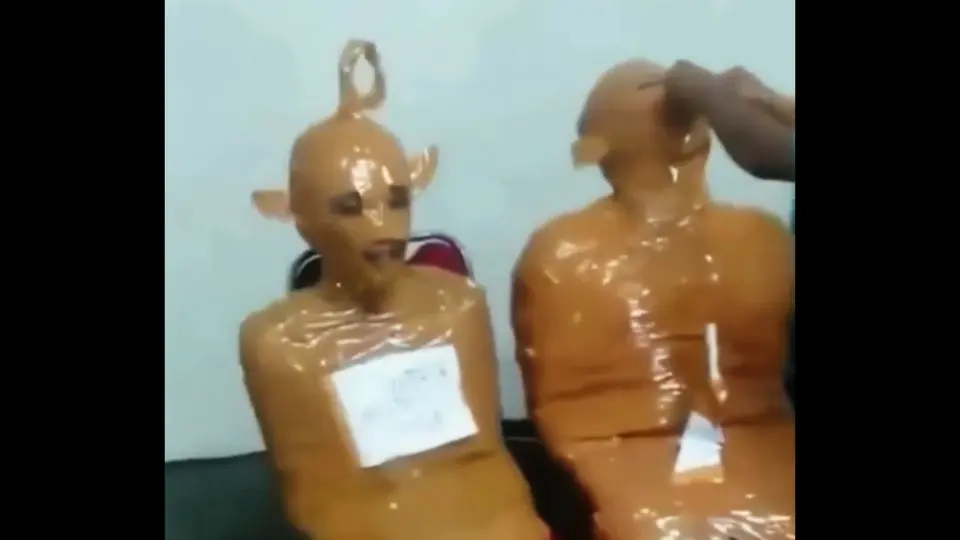 Unos supuestos ladrones fueron capturados y cubiertos con cinta adhesiva / Especial