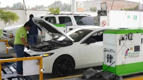 Los primeros autos en verificar son lo de calcomanía  amarilla y terminación de placas 5 y 6 / Redes Sociales