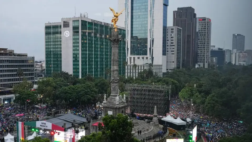 La afición rodeando el Ángel de la Independencia | AP
