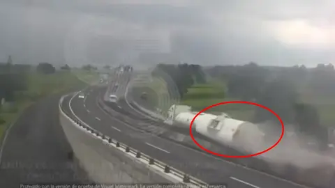 El tráiler al ingresar a la curva es cuando pierde el control de su segundo contenedor / Especial