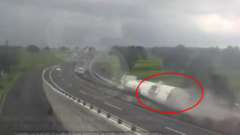 El tráiler al ingresar a la curva es cuando pierde el control de su segundo contenedor / Especial
