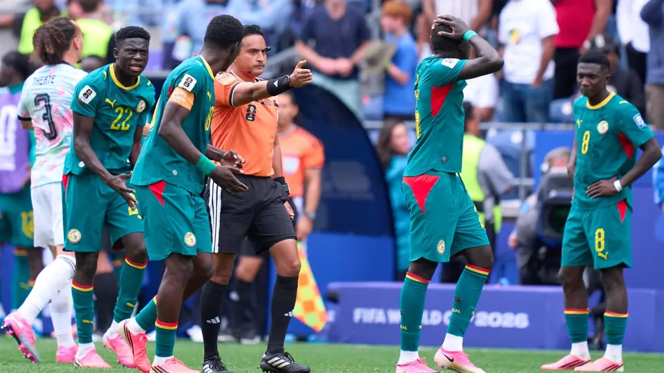 Senegaleses se lamentan por marcación de penalti | MEXSPORT