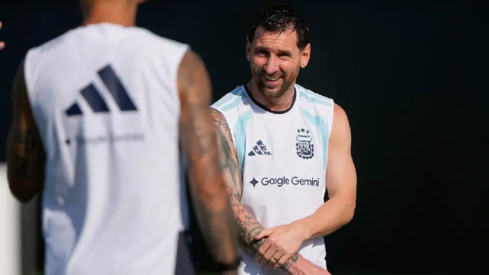 ¿Qué es eso? Lionel Messi no aguanta la risa en revisión en aeropuerto