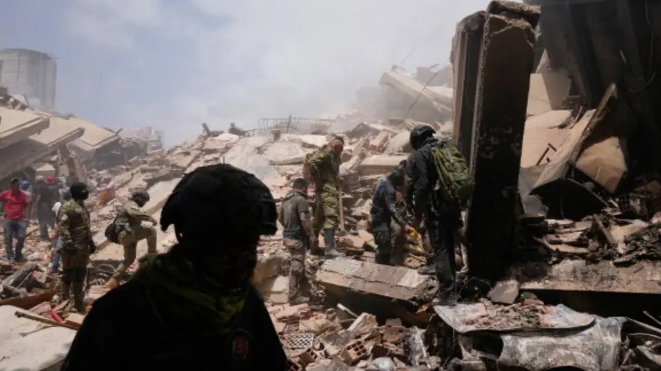 La emergencia provocada por el doble terremoto mantiene a miles de familias desplazadas y en espera de ayuda humanitaria. / AP