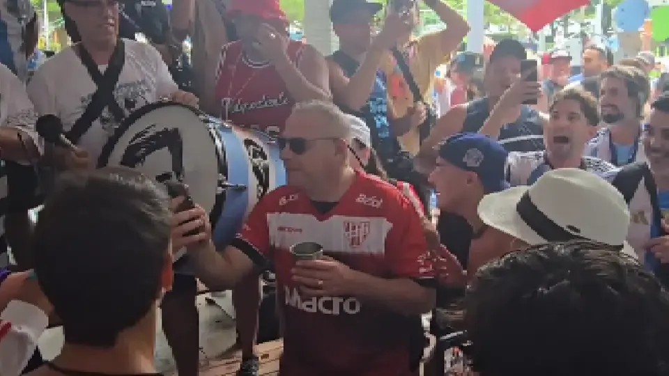 Afición argentina recupera celular perdido gracias a cánticos