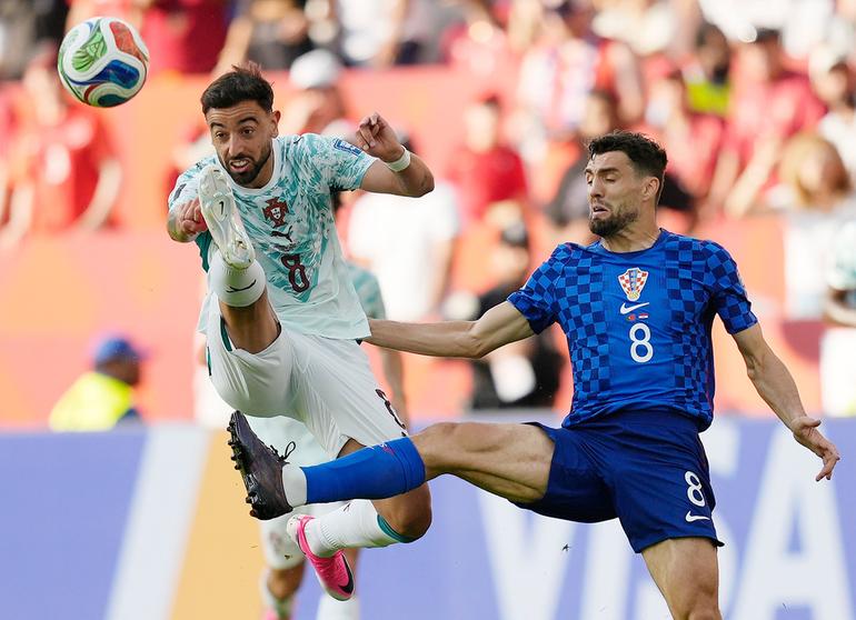 Bruno Fernandes y Kovacic peleando por el balón en la Copa del Mundo | AP