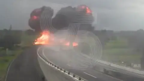 Uno de los contenedores explotó tras el fuerte impacto contra los muros que dividen ambos carriles / Especial
