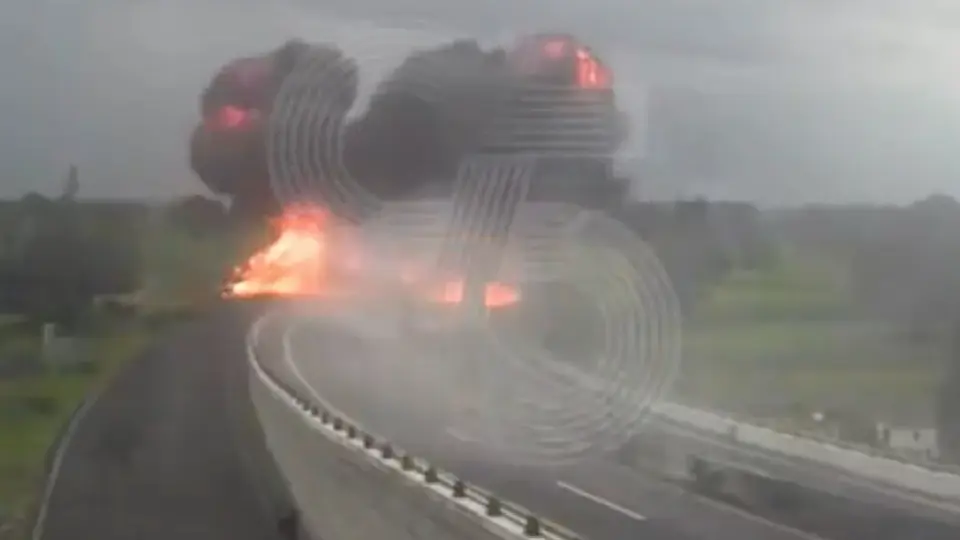 Uno de los contenedores explotó tras el fuerte impacto contra los muros que dividen ambos carriles / Especial