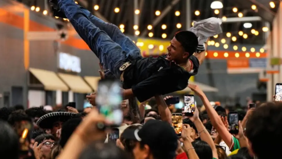 Autoridades de la CDMX pidieron evitar el “quiere volar” y otras dinámicas de riesgo durante festejos masivos. / AP