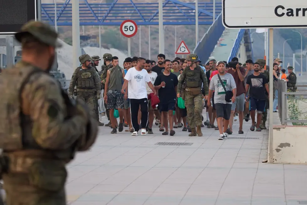 Al menos 72 migrantes mueren al intentar entrar a Ceuta; España refuerza la frontera