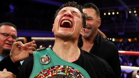William “Camarón” Zepeda se convierte en campeón mundial ligero del CMB tras vencer a Lamont Roach