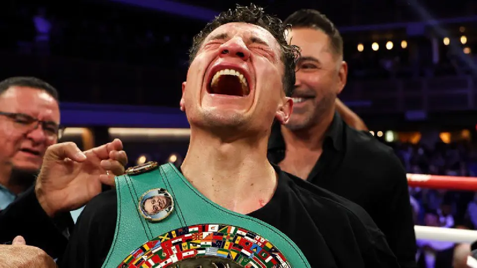 William “Camarón” Zepeda se convierte en campeón mundial ligero del CMB tras vencer a Lamont Roach