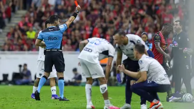 ¡Aparatosa lesión! Orbelín Pineda sufrió una fuerte cortada en la pierna ante Atlas