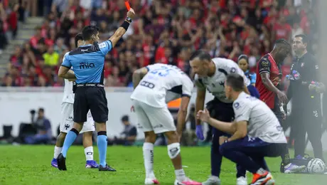 ¡Aparatosa lesión! Orbelín Pineda sufrió una fuerte cortada en la pierna ante Atlas