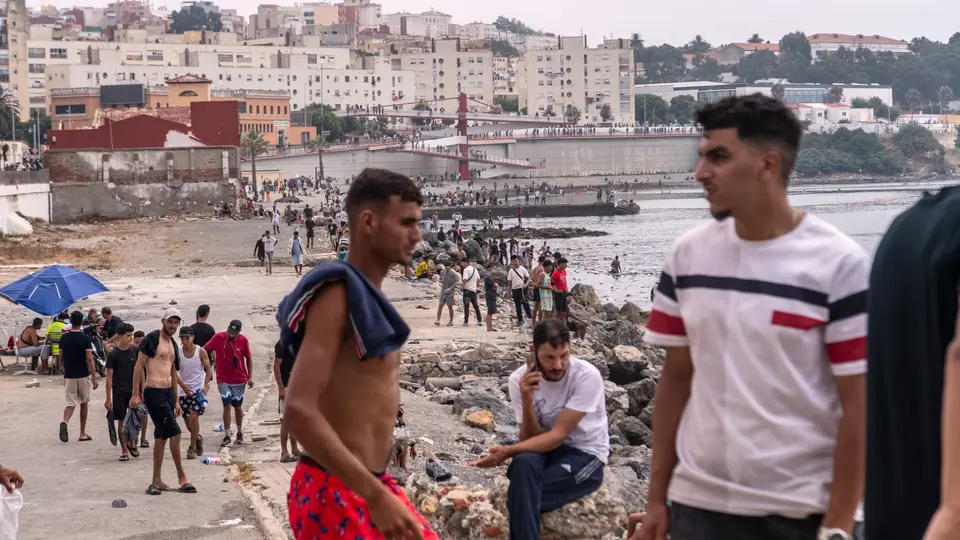 Autoridades españolas reforzaron la seguridad en Ceuta con un amplio despliegue de policías y militares tras la emergencia fronteriza./ AP