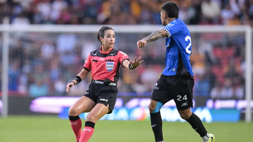 ¡Tremendo susto! Katia Itzel recibió un fuerte balonazo durante el Querétaro contra Tigres